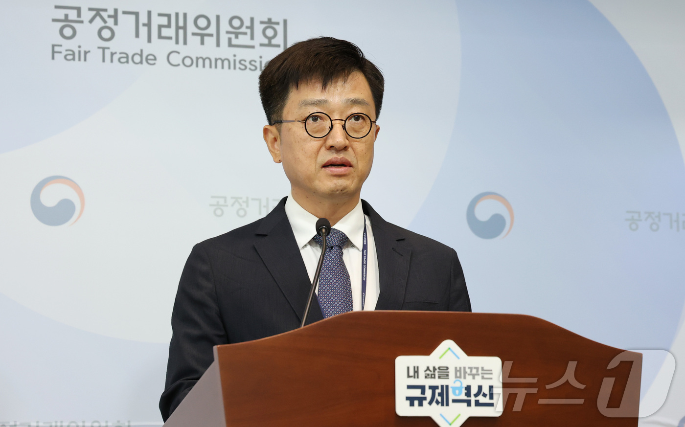 (세종=뉴스1) 김기남 기자 = 오행록 공정거래위원회 카르텔조사국장이 23일 세종시 정부세종청사에서 10개 윤활유 제조 판매 사업자의 부당한 공동행위 건 심의 절차 개시 내용을 발 …