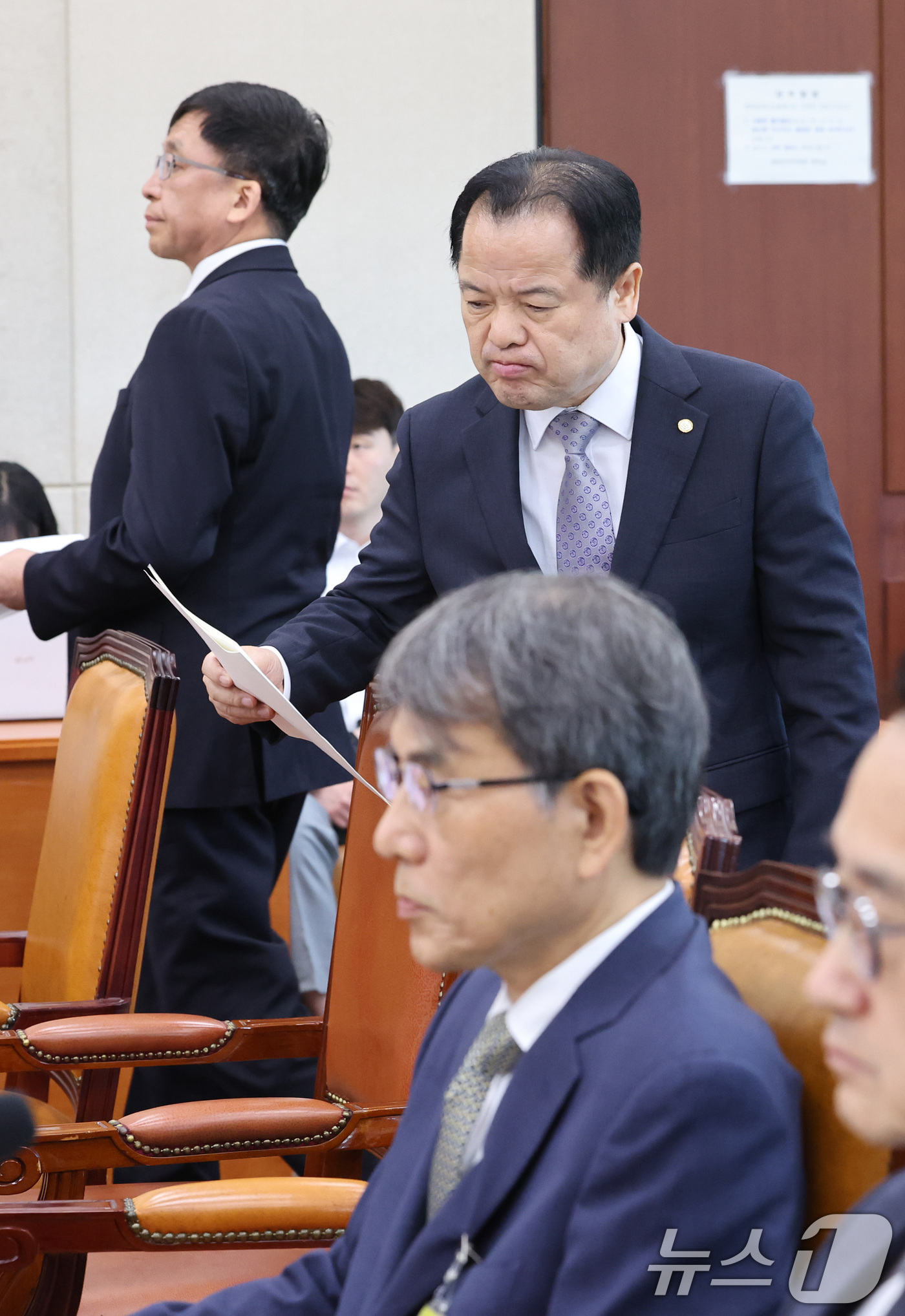 (서울=뉴스1) 신웅수 기자 = 위철환 선관위원장 직무대행이 23일 오전 서울 여의도 국회에서 열린 제9회전국동시지방선거투표용지부족 사태 등 국민참정권침해진상규명 및 선거관리개혁을 …