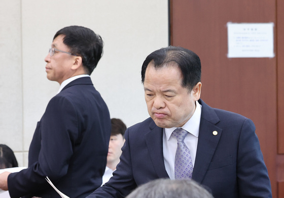 국조특위 출석한 위철환  직무대행
