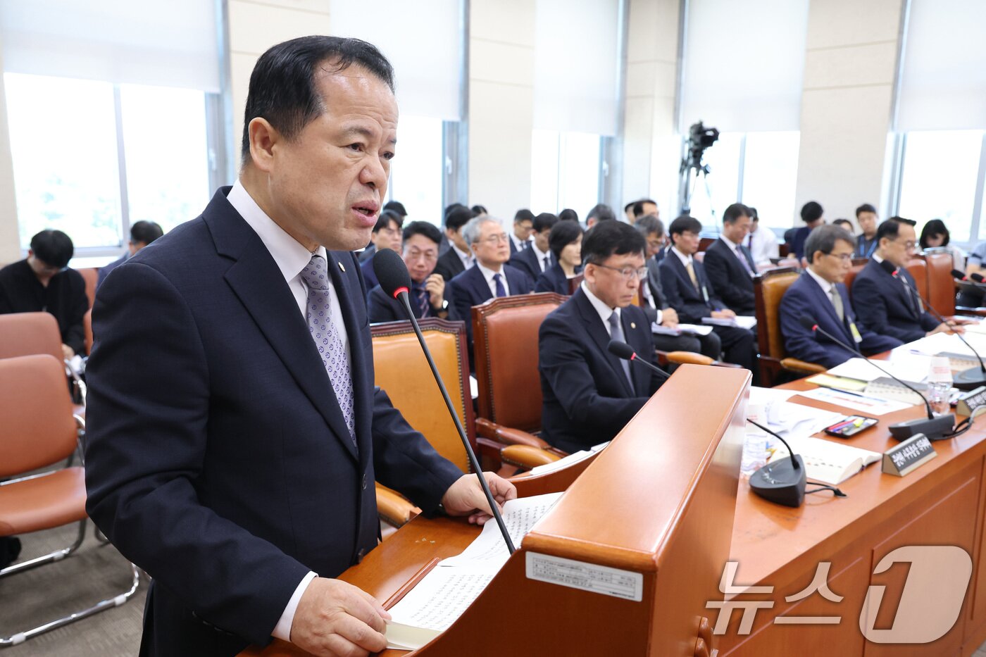 본문 이미지 - 위철환 선관위원장 직무대행이 23일 오전 서울 여의도 국회에서 열린 제9회전국동시지방선거투표용지부족 사태 등 국민참정권침해진상규명 및 선거관리개혁을 위한 국정조사 특별위원회에서 업무 보고를 하고 있다. 2026.6.23 ⓒ 뉴스1 신웅수 기자