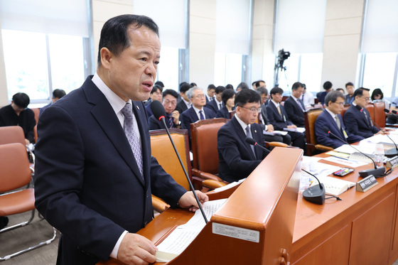 업무 보고하는 위철환 선관위원장 직무대행