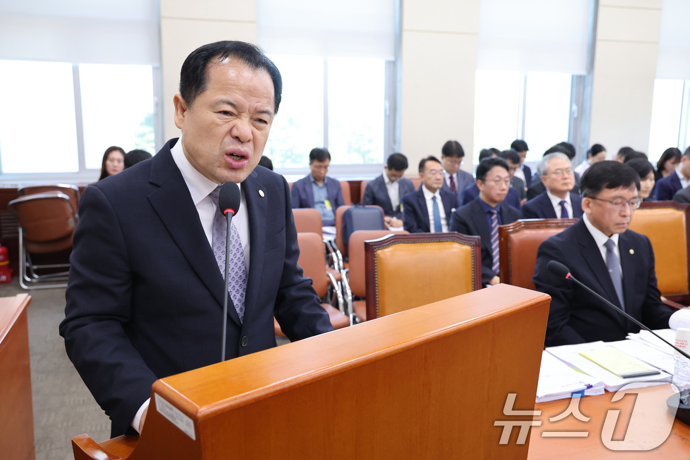 (서울=뉴스1) 신웅수 기자 = 위철환 선관위원장 직무대행이 23일 오전 서울 여의도 국회에서 열린 제9회전국동시지방선거투표용지부족 사태 등 국민참정권침해진상규명 및 선거관리개혁을 …