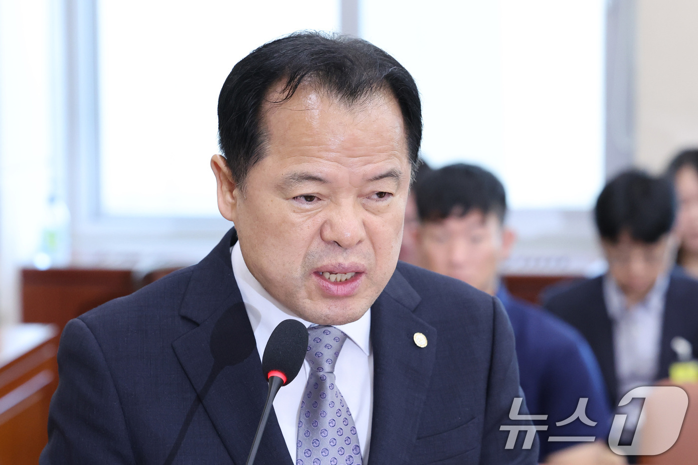 (서울=뉴스1) 신웅수 기자 = 위철환 선관위원장 직무대행이 23일 오전 서울 여의도 국회에서 열린 제9회전국동시지방선거투표용지부족 사태 등 국민참정권침해진상규명 및 선거관리개혁을 …