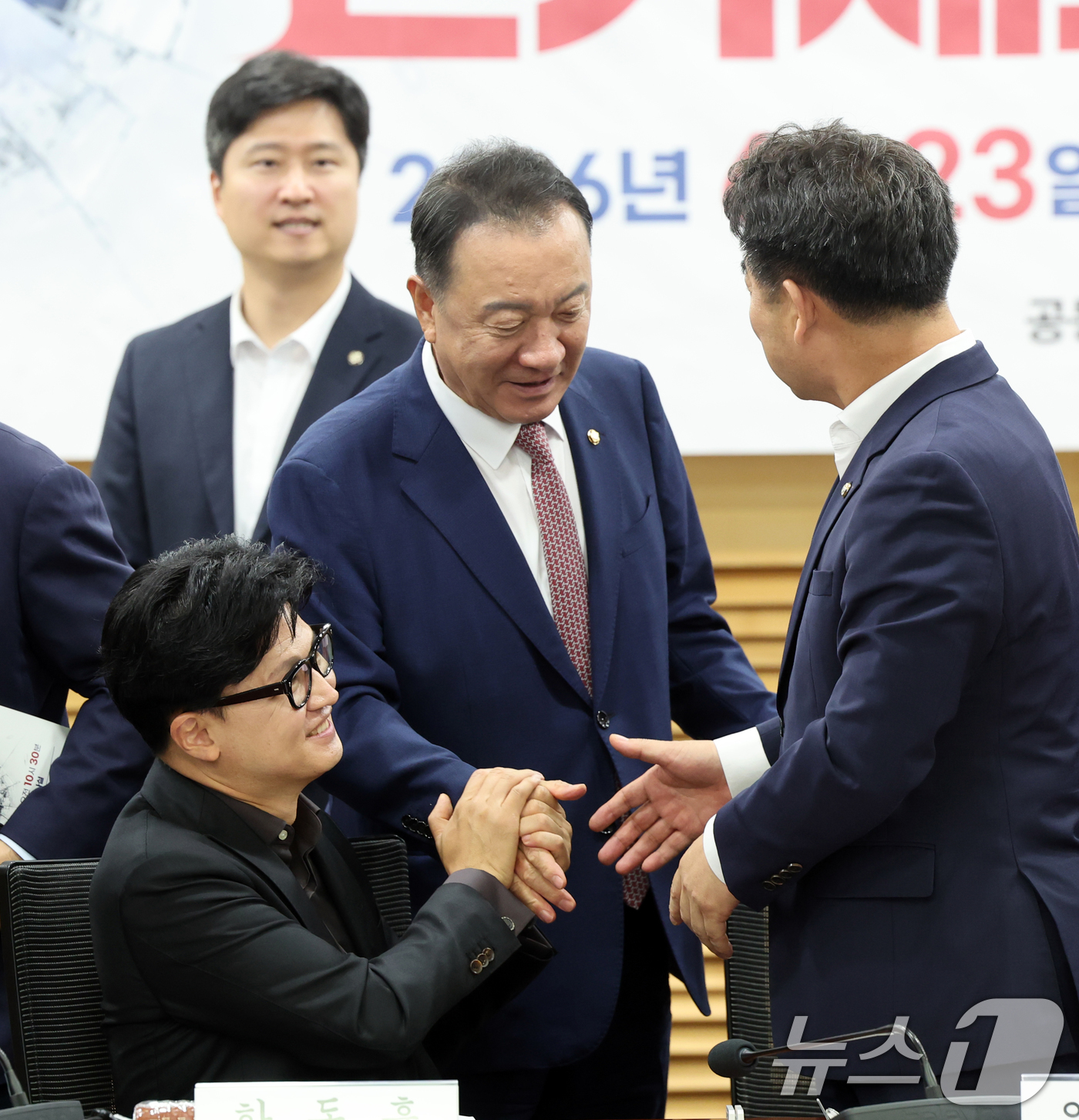 (서울=뉴스1) 황기선 기자 = 한동훈 무소속 의원이 23일 서울 여의도 국회 의원회관에서 열린 '참정권 피해사태와 선거제도 개혁 국회 토론회'에서 기념촬영을 마치고 참석자들고 인 …