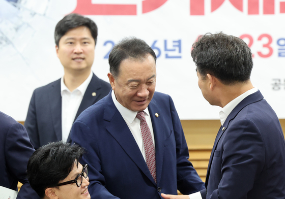 토론회 참석해 인사 나누는 한동훈 의원