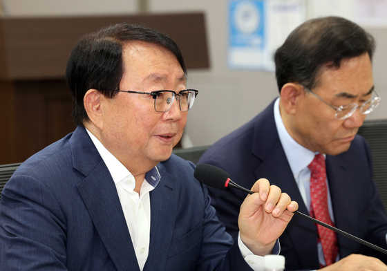 인사말하는 이갑산 회장