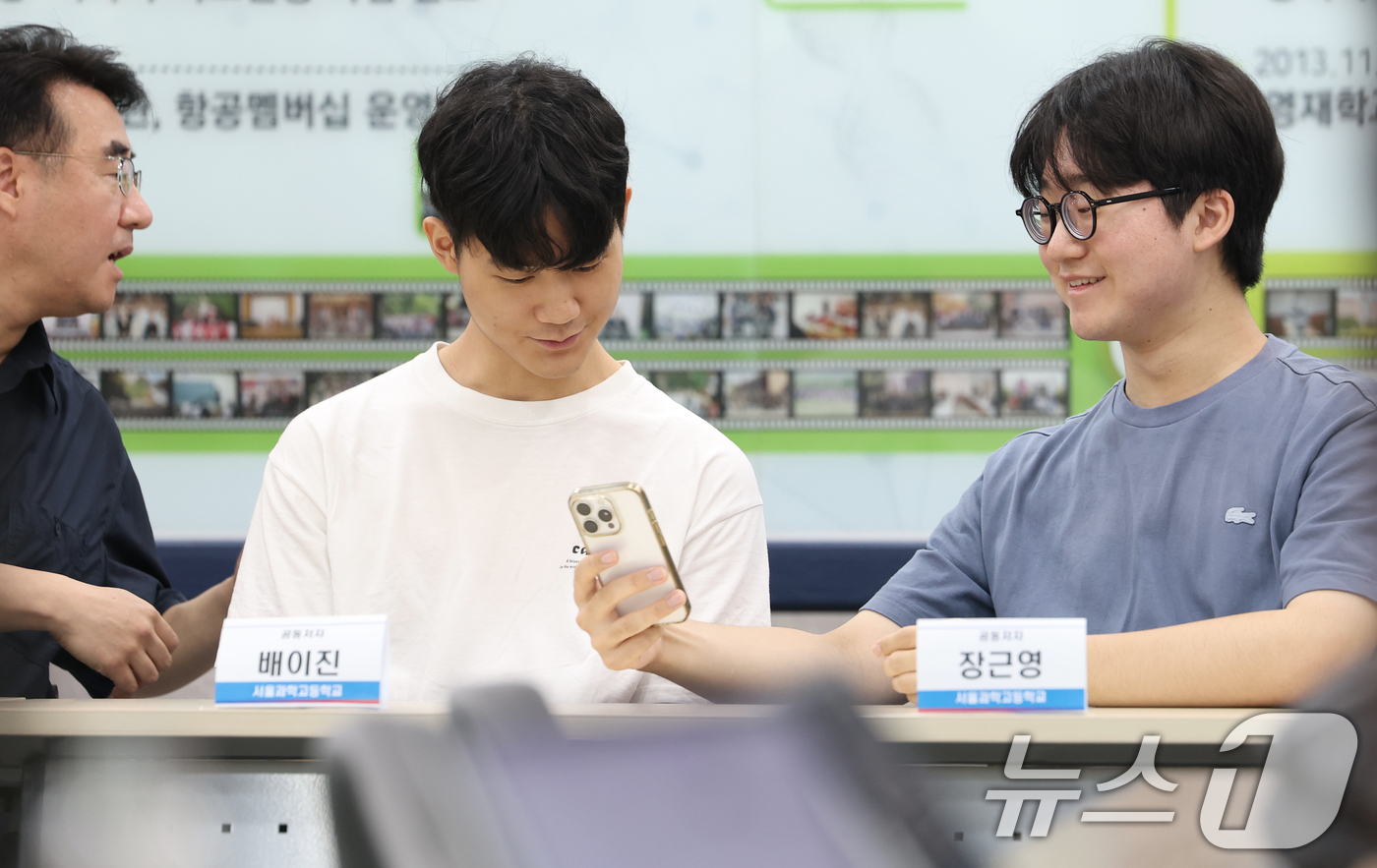(서울=뉴스1) 오대일 기자 = 국제 SCI 논문 게재 쾌거를 거둔 서울과학고 권용준 물리교사(왼쪽부터)와 배이진·장근영 학생이 23일 서울 종로구 서울과학고 역사관에서 열린 기자 …
