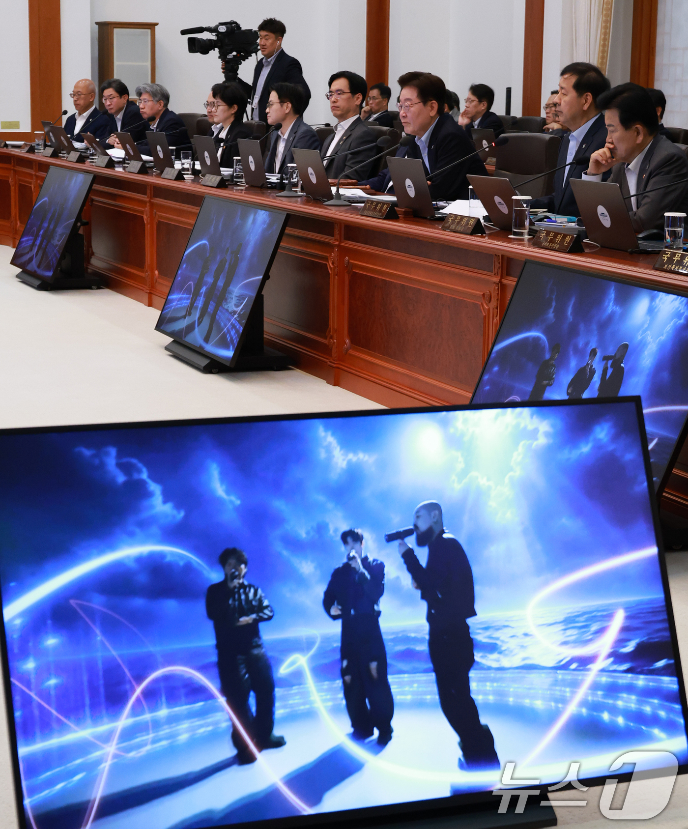 (서울=뉴스1) 허경 기자 = 이재명 대통령이 23일 청와대에서 열린 국무회의 겸 비상경제점검회의에서 국방부의 K-방산 관련 정책 홍보 영상을 시청하고 있다. (청와대통신사진기자단 …