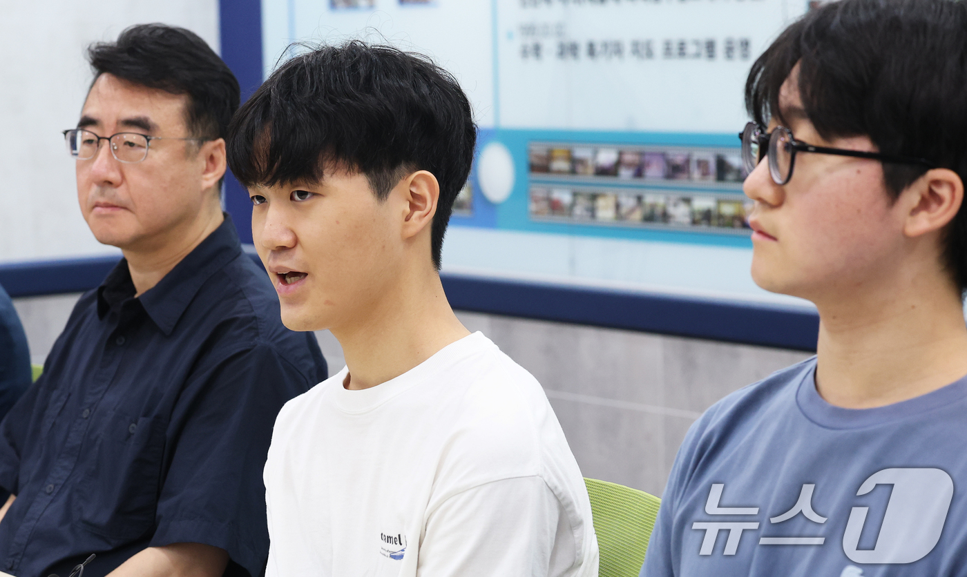 (서울=뉴스1) 오대일 기자 = 국제 SCI 논문 게재 쾌거를 거둔 서울과학고 권용준 물리교사(왼쪽부터)와 배이진·장근영 학생이 23일 서울 종로구 서울과학고 역사관에서 열린 기자 …