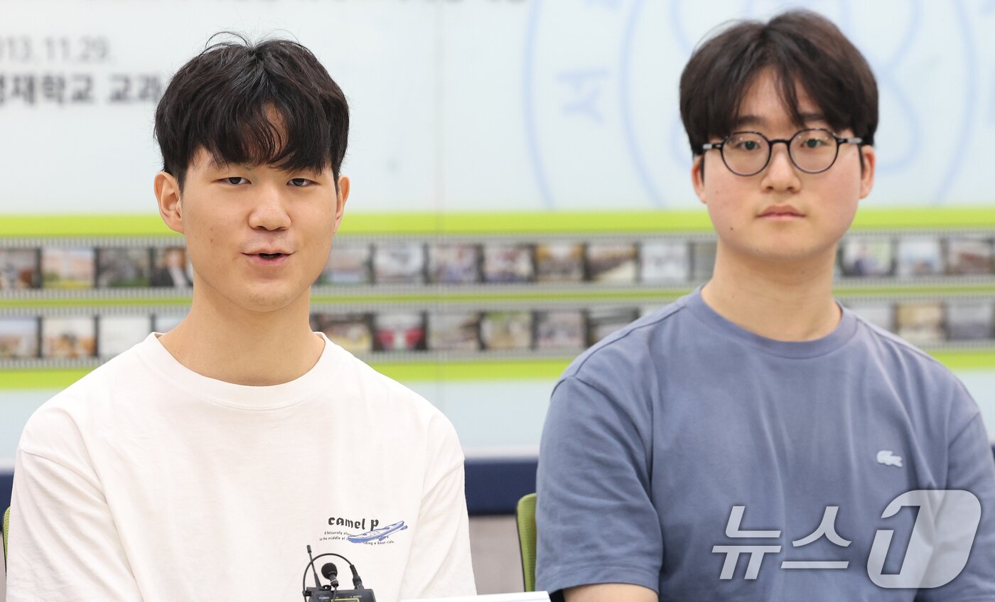 본문 이미지 - 국제 SCI 논문 게재 쾌거를 거둔 서울과학고 배이진(왼쪽)·장근영 학생이 23일 서울 종로구 서울과학고 역사관에서 열린 기자간담회에서 논문 성과를 설명하고 있다. 서울시교육청은 이날 서울과학고 학생들이 교사와 함께 작성한 '장방정식에서 도출한 제약 조건 없는 블랙홀 열역학 정식화' 논문이 물리학 분야의 권위 있는 SCI 국제 학술지인 'International Journal of Modern Physics D'에 게재가 확정됐다고 밝혔다. 2026.6.23 ⓒ 뉴스1 오대일 기자