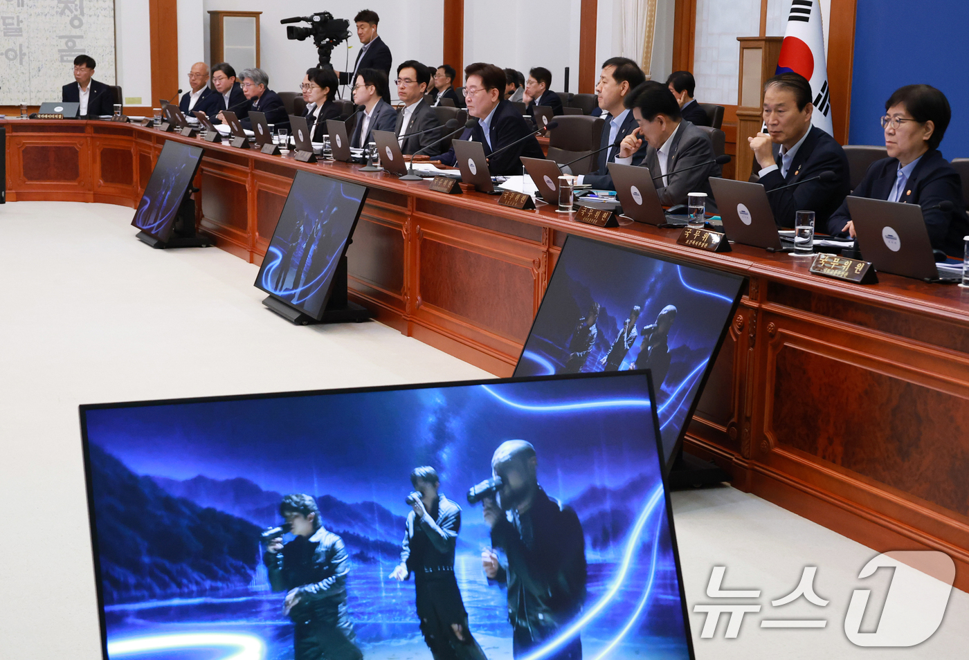 (서울=뉴스1) 허경 기자 = 이재명 대통령이 23일 청와대에서 열린 국무회의 겸 비상경제점검회의에서 국방부의 K-방산 관련 정책 홍보 영상을 시청하고 있다. (청와대통신사진기자단 …