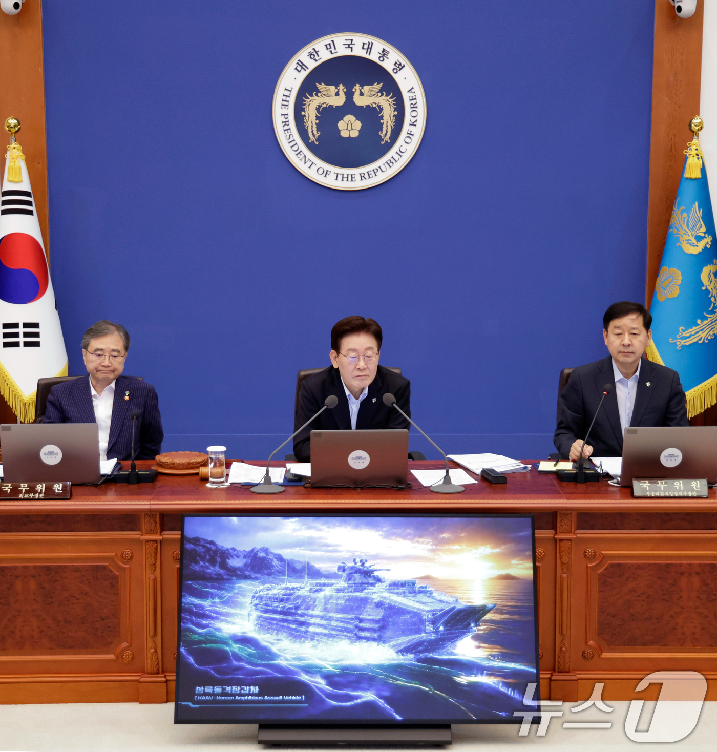 (서울=뉴스1) 허경 기자 = 이재명 대통령이 23일 청와대에서 열린 국무회의 겸 비상경제점검회의에서 국방부의 K-방산 관련 정책 홍보 영상을 시청하고 있다. (청와대통신사진기자단 …