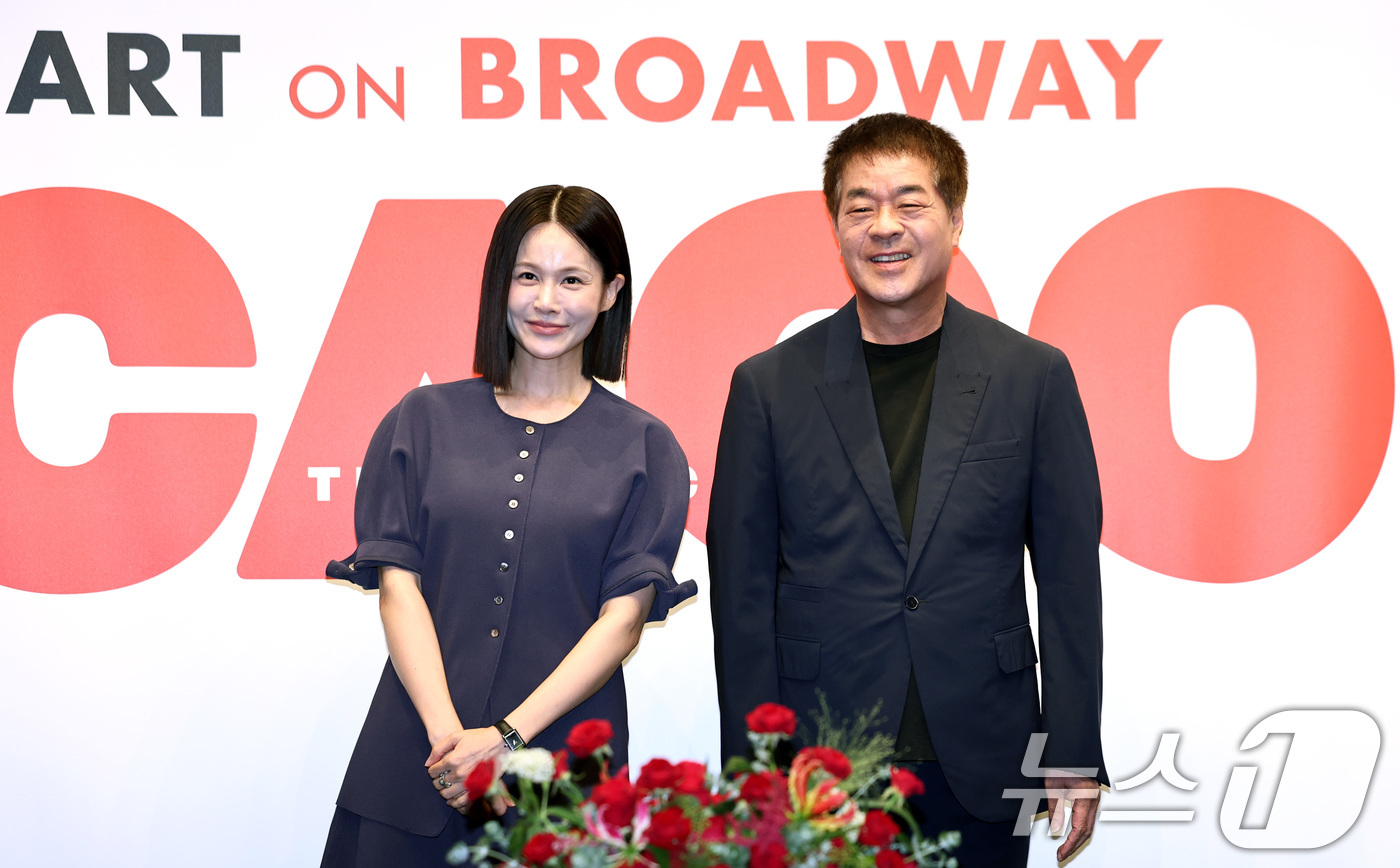 (서울=뉴스1) 구윤성 기자 = 뮤지컬 '시카고'에서 록시 역으로 브로드웨이에 진출하는 배우 아이비가 23일 서울 충무아트홀에서 열린 기자간담회서 포즈를 취하고 있다. 오른쪽은 박 …