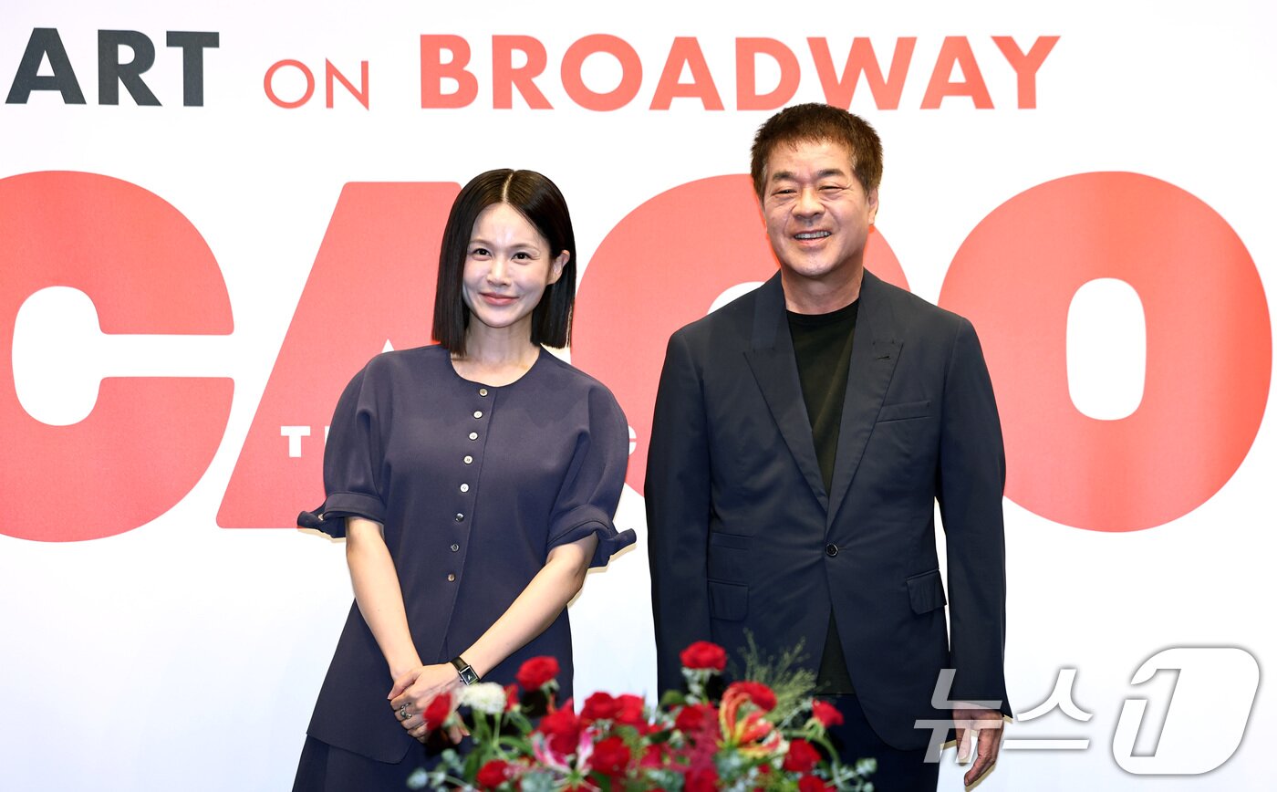 본문 이미지 - 뮤지컬 '시카고'에서 록시 역으로 브로드웨이에 진출하는 배우 아이비가 23일 서울 충무아트홀에서 열린 기자간담회서 포즈를 취하고 있다. 오른쪽은 박명성 프로듀서. ⓒ 뉴스1 구윤성 기자