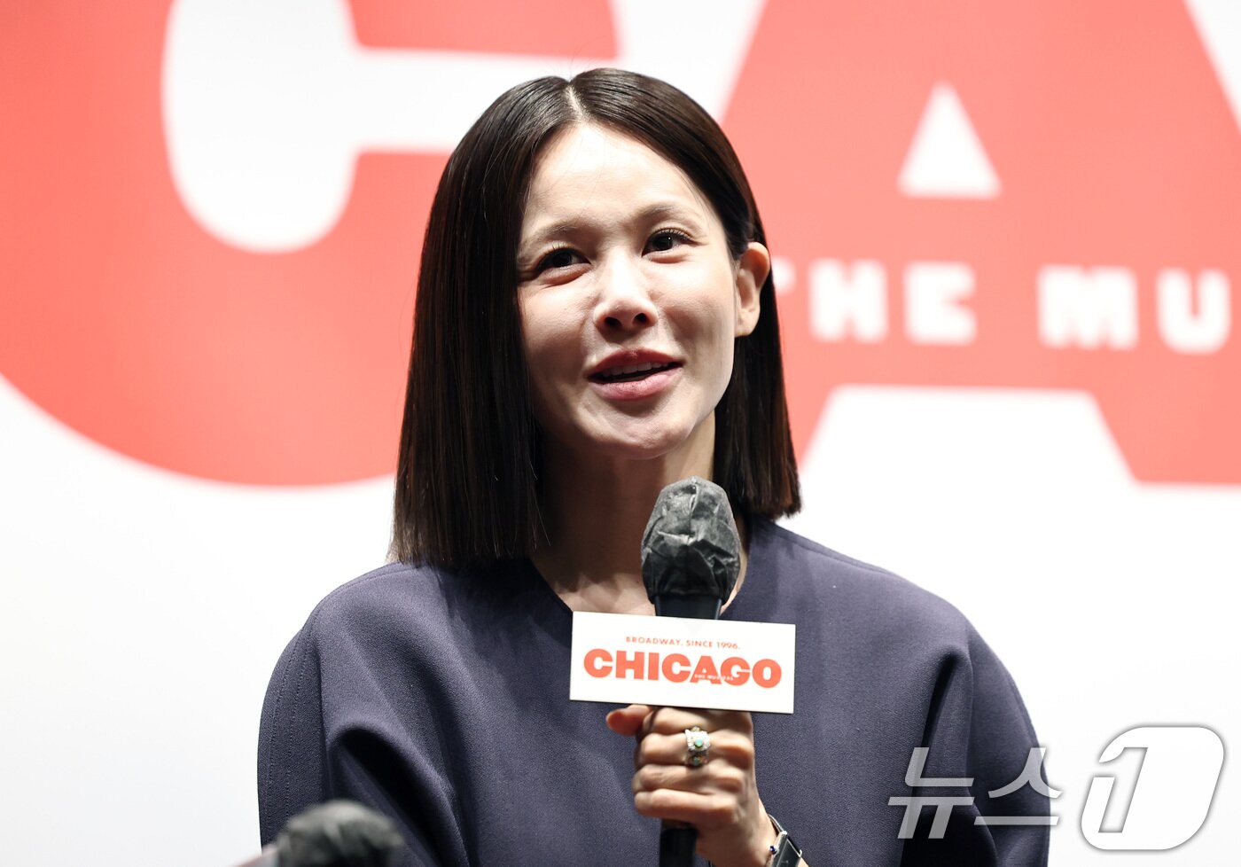 본문 이미지 - 뮤지컬 '시카고'에서 록시 역으로 브로드웨이에 진출하는 아이비가 23일 서울 충무아트홀에서 열린 기자간담회에서 취재진의 질문에 답하고 있다. ⓒ 뉴스1 구윤성 기자