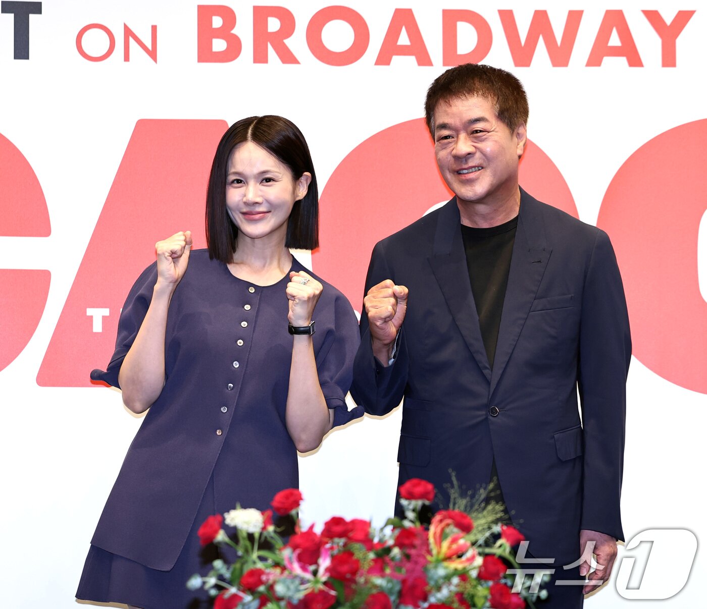 본문 이미지 - 뮤지컬 '시카고'에서 록시 역으로 브로드웨이에 진출하는 배우 아이비가 23일 서울 충무아트홀에서 열린 기자간담회서 포즈를 취하고 있다. 오른쪽은 박명성 프로듀서. ⓒ 뉴스1 구윤성 기자