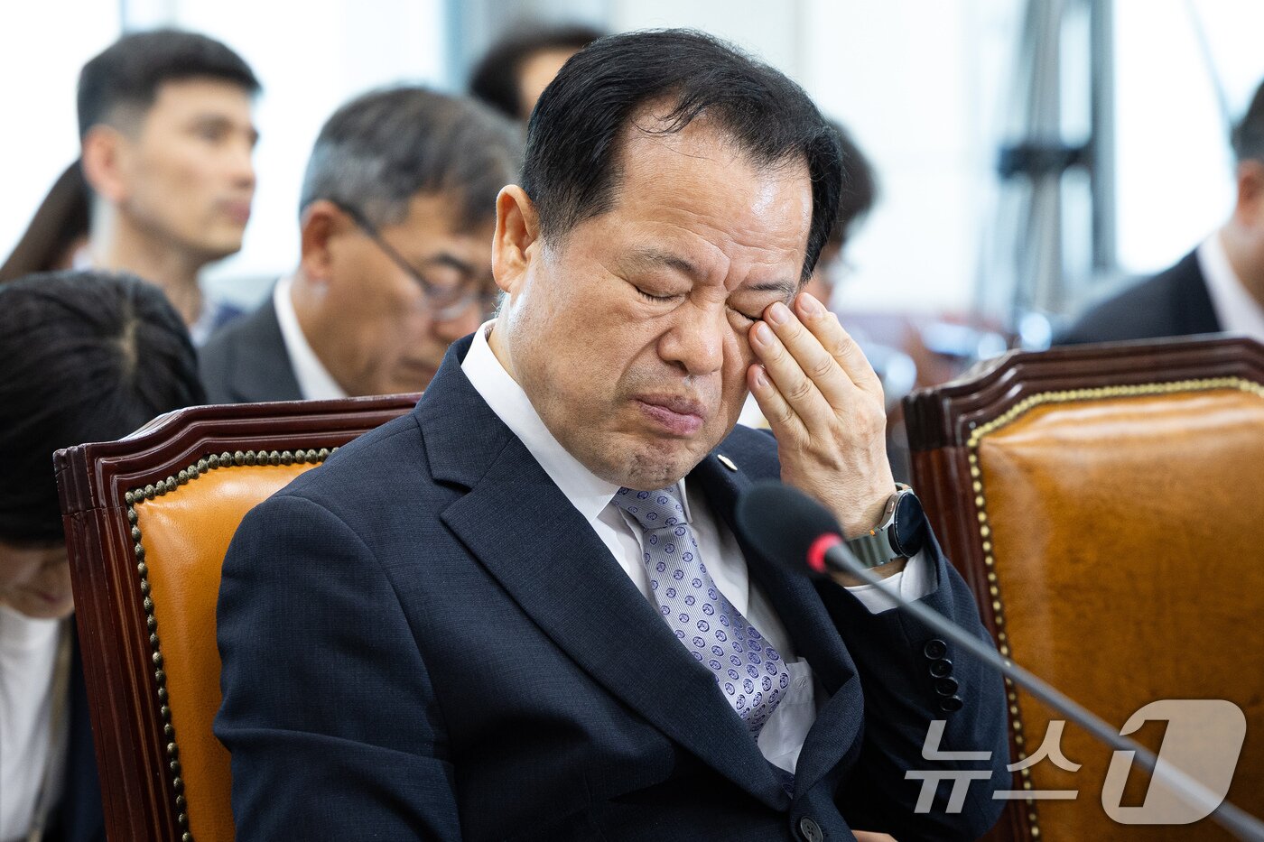 본문 이미지 - 위철환 중앙선거관리위원장 직무대행(상임위원)이 23일 서울 여의도 국회에서 열린 제436회 국회(임시회) 제9회 전국동시지방선거 투표용지 부족 사태 등 국민참정권 침해 진상규명 및 선거관리 개혁을 위한 국정조사 특별위원회 제2차 전체회의에 출석해 눈가를 만지고 있다. 2026.6.23 ⓒ 뉴스1 유승관 기자