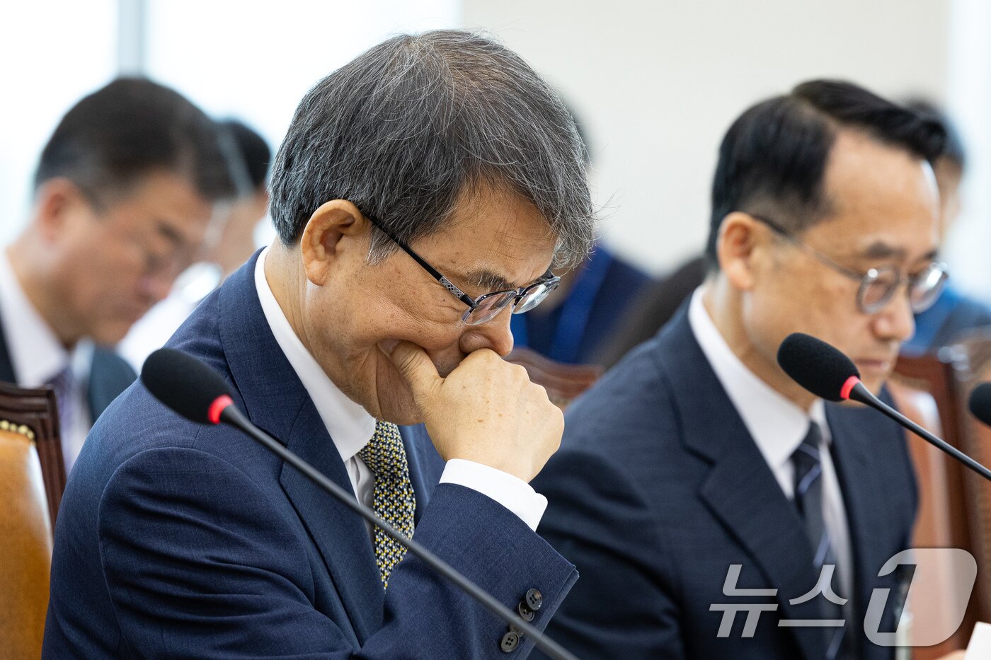 본문 이미지 - 노태악 전 중앙선거관리위원장이 23일 서울 여의도 국회에서 열린 제436회 국회(임시회) 제9회 전국동시지방선거 투표용지 부족 사태 등 국민참정권 침해 진상규명 및 선거관리 개혁을 위한 국정조사 특별위원회 제2차 전체회의에 출석해 자료를 살피고 있다. 2026.6.23 ⓒ 뉴스1 유승관 기자