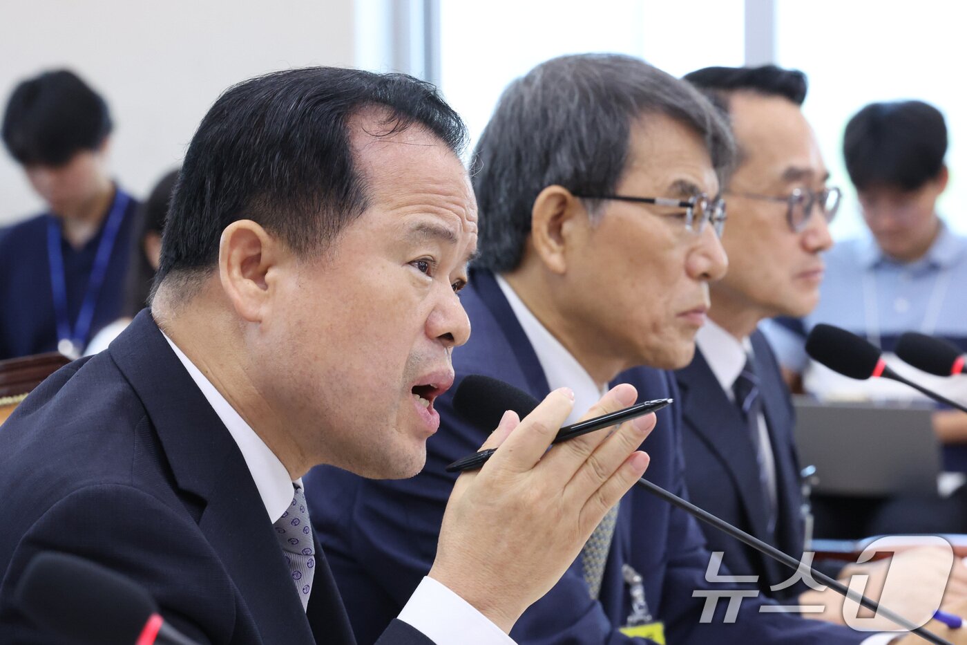본문 이미지 - 위철환 중앙선거관리위원장 직무대행이 23일 서울 여의도 국회에서 열린 제9회전국동시지방선거투표용지부족 사태 등 국민참정권침해진상규명 및 선거관리개혁을 위한 국정조사 특별위원회에서 의원 질의에 답변하고 있다. 2026.6.23 ⓒ 뉴스1 신웅수 기자