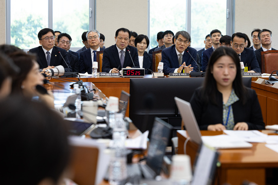 의원 질의 답하는 노태악 전 중앙선관위원장