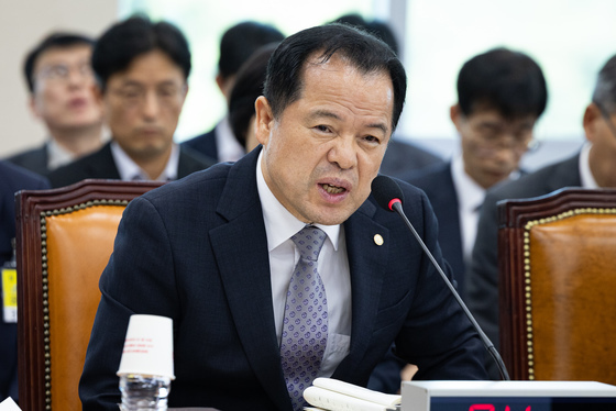 의원 질의 답하는 위철환 중앙선관위원장 직무대행