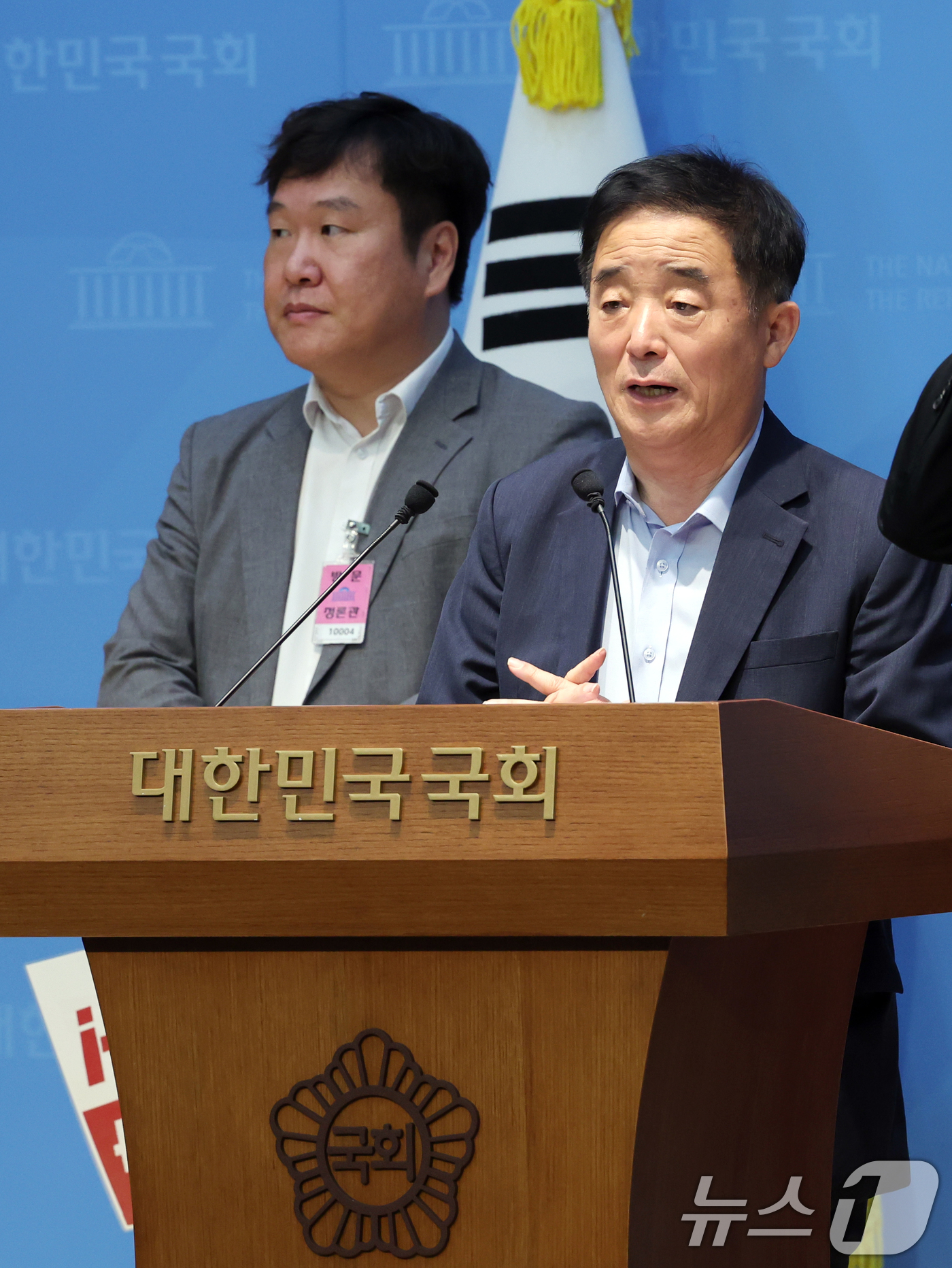 (서울=뉴스1) 황기선 기자 = 강득구 더불어민주당 의원이 23일 오전 서울 여의도 국회 소통관에서 이화영 전 경기도 평화부지사의 석방을 촉구하는 기자회견을 하고 있다.  2026 …