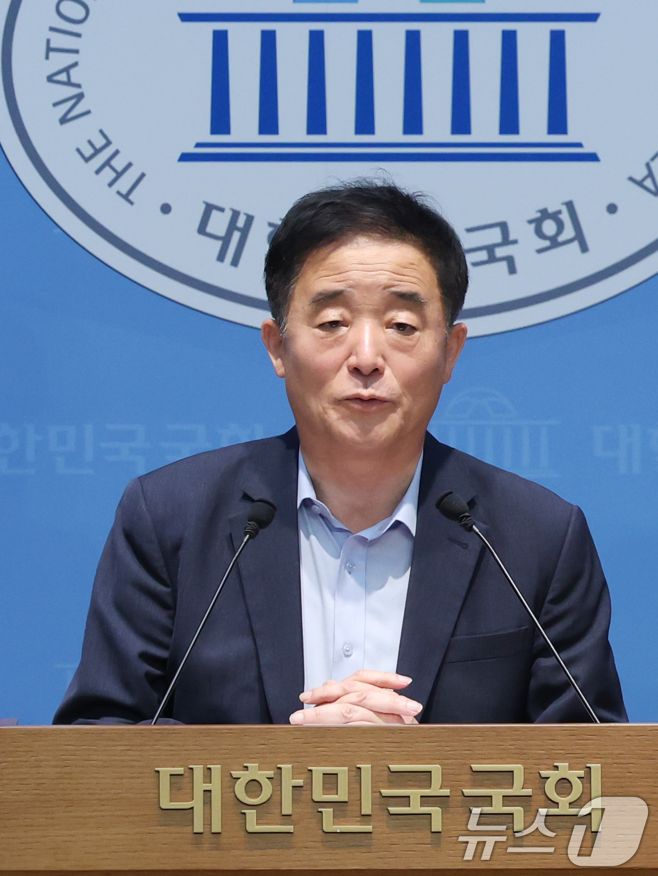 (서울=뉴스1) 황기선 기자 = 강득구 더불어민주당 의원이 23일 오전 서울 여의도 국회 소통관에서 이화영 전 경기도 평화부지사의 석방을 촉구하는 기자회견을 하고 있다.  2026 …