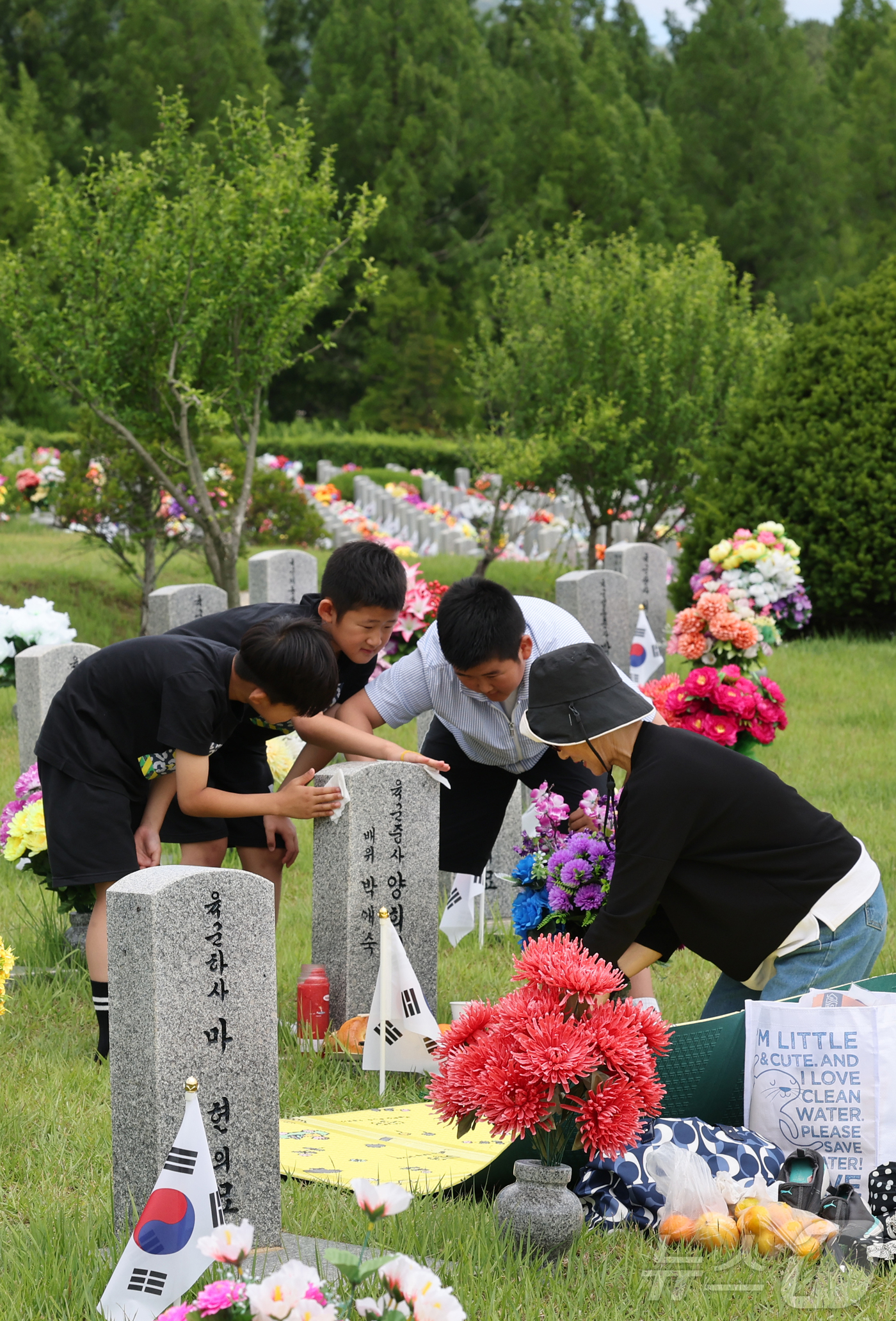 (대전=뉴스1) 김기태 기자 = 6·25 전쟁 76주년을 앞둔 23일 대전 유성구 국립대전현충원에서 유족이 참배하고 있다. 2026.6.23/뉴스1
