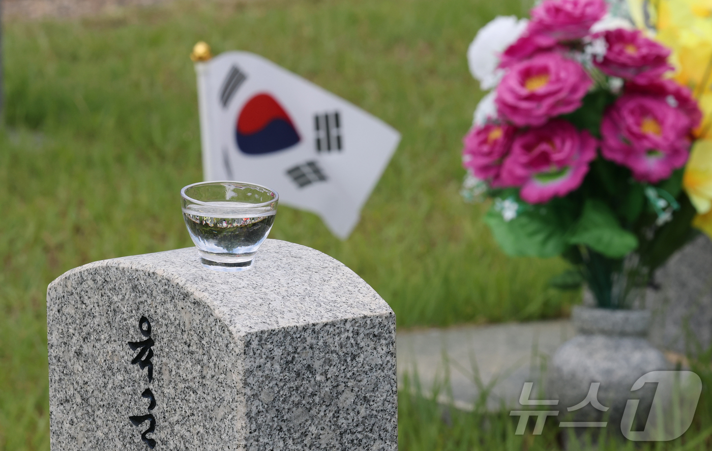 (대전=뉴스1) 김기태 기자 = 6·25 전쟁 76주년을 앞둔 23일 대전 유성구 국립대전현충원 한 묘비 위에 술잔이 올려있다. 2026.6.23/뉴스1