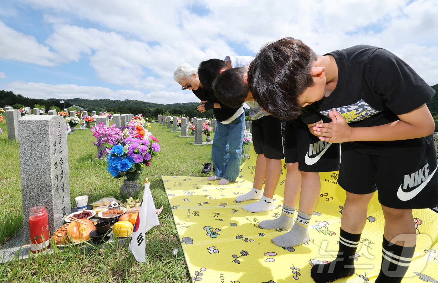 (대전=뉴스1) 김기태 기자 = 6·25 전쟁 76주년을 앞둔 23일 대전 유성구 국립대전현충원에서 유족이 참배하고 있다. 2026.6.23/뉴스1