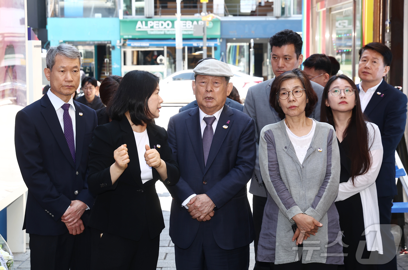 (서울=뉴스1) 김민지 기자 = 송두환 10·29 이태원참사 진상규명과 재발방지를 위한 특별조사위원회(이태원특조위) 신임 위원장이 23일 오전 서울 용산구 이태원참사 골목을 찾아 …