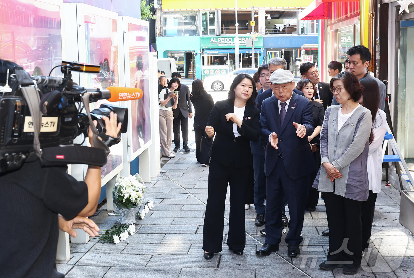 (서울=뉴스1) 김민지 기자 = 송두환 10·29 이태원참사 진상규명과 재발방지를 위한 특별조사위원회(이태원특조위) 신임 위원장이 23일 오전 서울 용산구 이태원참사 골목을 찾아 …