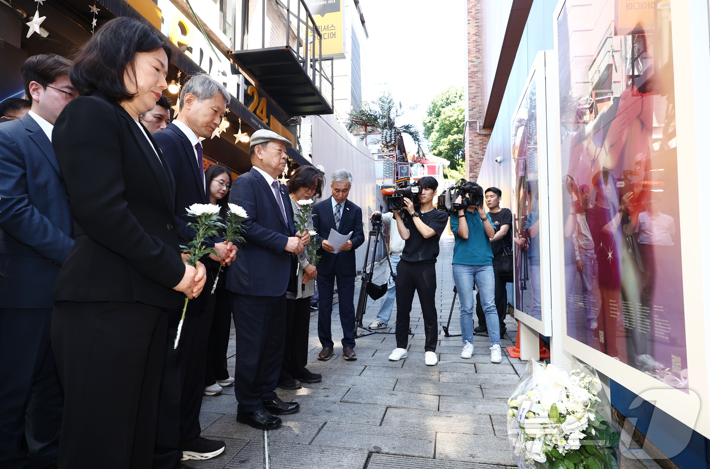 (서울=뉴스1) 김민지 기자 = 송두환 10·29 이태원참사 진상규명과 재발방지를 위한 특별조사위원회(이태원특조위) 신임 위원장(왼쪽 세번째)이 23일 오전 서울 용산구 이태원참사 …