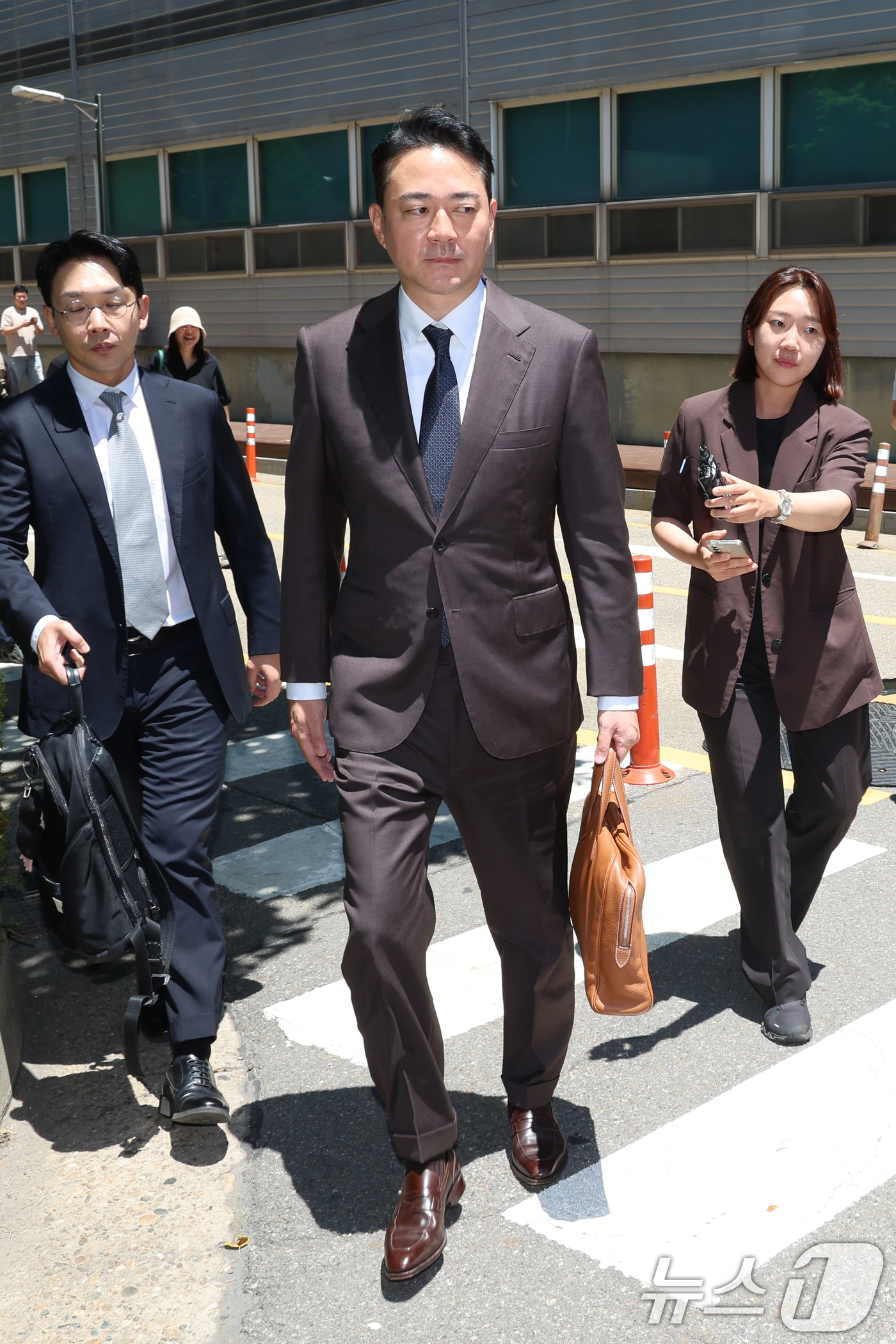 (서울=뉴스1) 안은나 기자 = 홍정도 중앙그룹 부회장이 23일 서울 서초구 회생법원에서 열린 중앙그룹 계열사 기업 회생신청 대표자 심문을 마친 뒤 이동하고 있다. 2026.6.2 …
