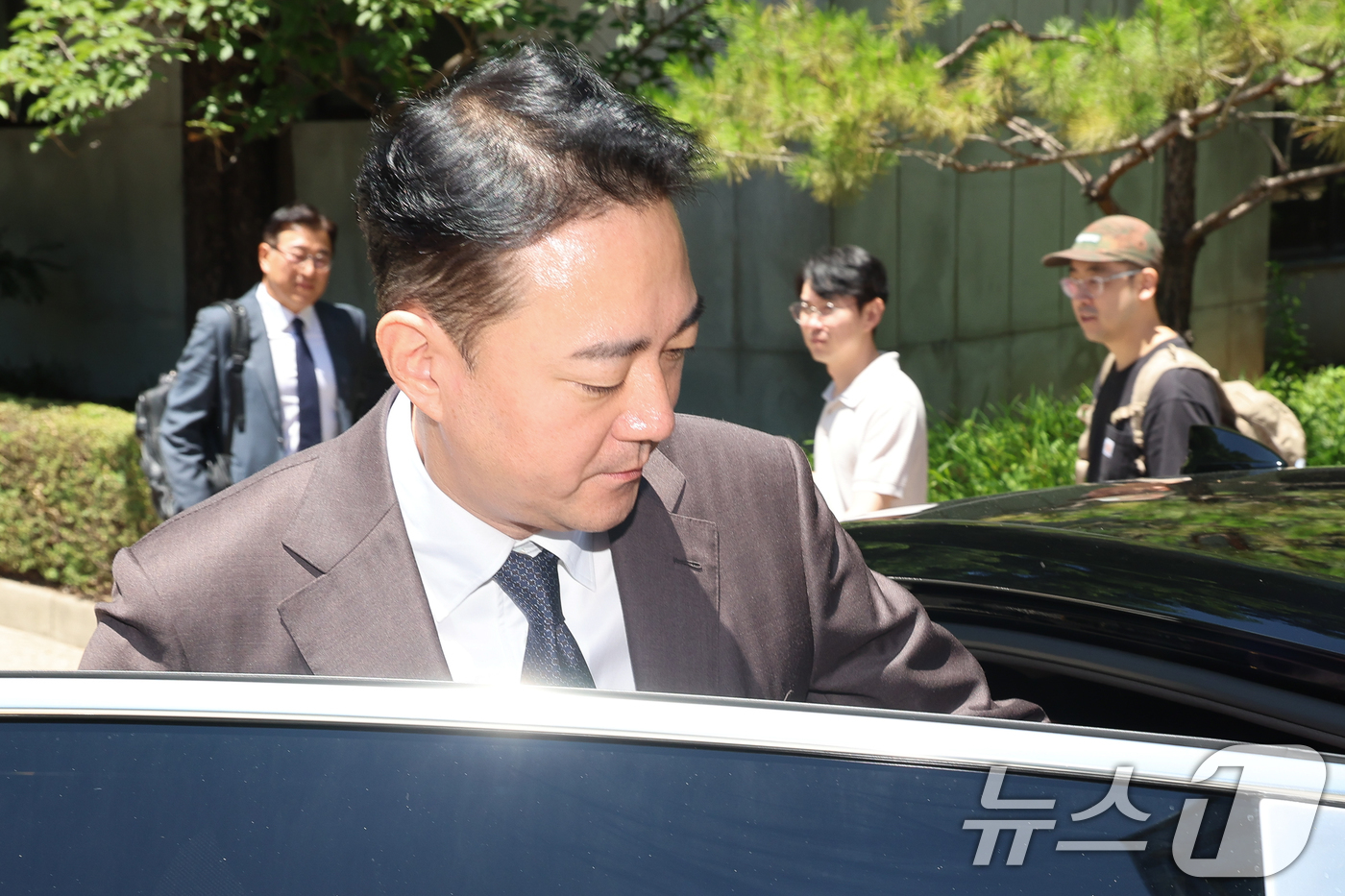 (서울=뉴스1) 안은나 기자 = 홍정도 중앙그룹 부회장이 23일 서울 서초구 회생법원에서 열린 중앙그룹 계열사 기업 회생신청 대표자 심문을 마친 뒤 차량에 탑승하고 있다. 2026 …