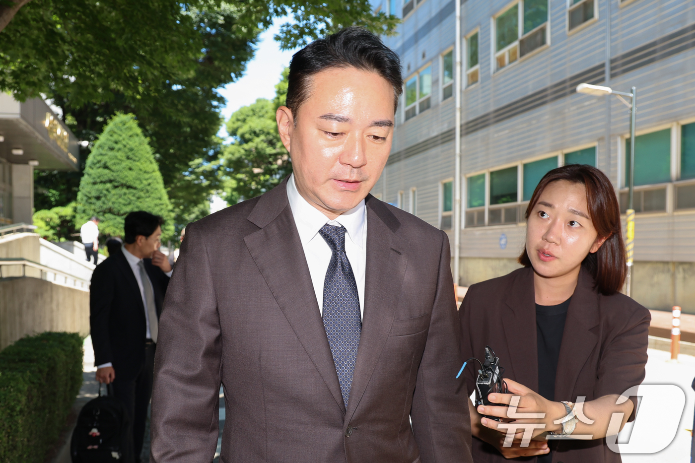 (서울=뉴스1) 안은나 기자 = 홍정도 중앙그룹 부회장이 23일 서울 서초구 회생법원에서 열린 중앙그룹 계열사 기업 회생신청 대표자 심문을 마친 뒤 이동하고 있다. 2026.6.2 …