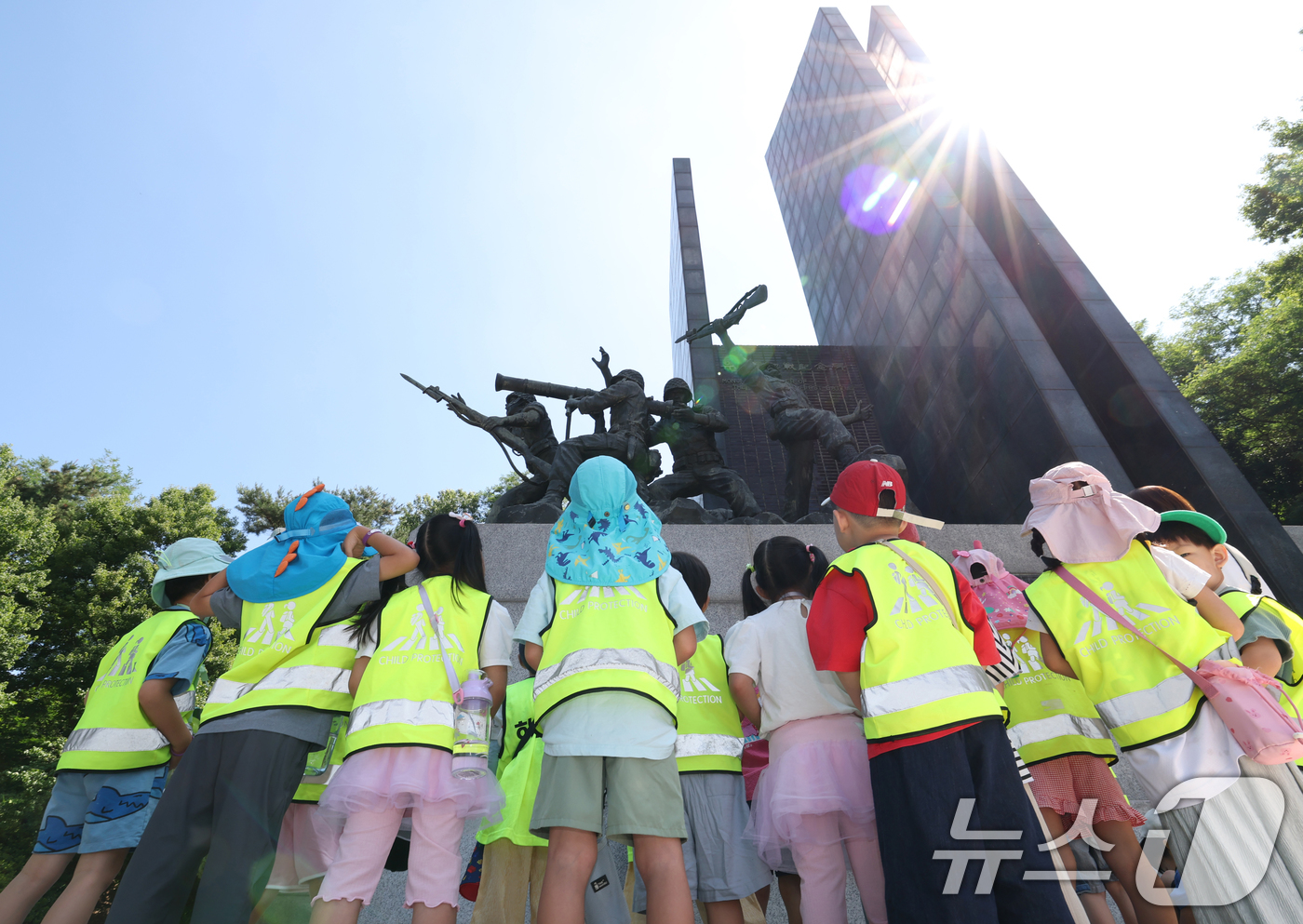 (오산=뉴스1) 김영운 기자 = 6·25전쟁 76주년을 이틀 앞둔 23일 경기 오산시 유엔군초전기념비로 현장학습을 나온 아이들이 선생님의 설명을 듣고 있다. 2026.6.23/뉴스 …