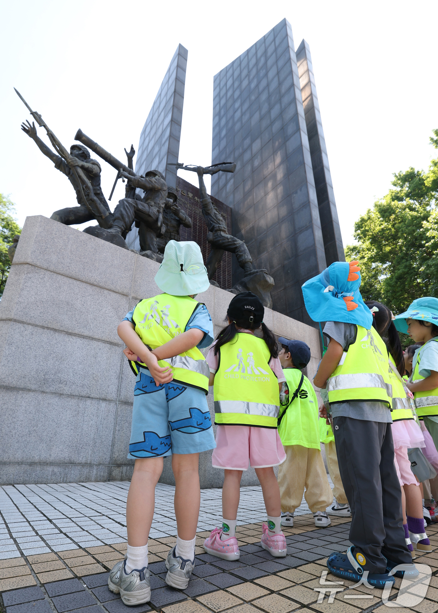(오산=뉴스1) 김영운 기자 = 6·25전쟁 76주년을 이틀 앞둔 23일 경기 오산시 유엔군초전기념비로 현장학습을 나온 아이들이 선생님의 설명을 듣고 있다. 2026.6.23/뉴스 …