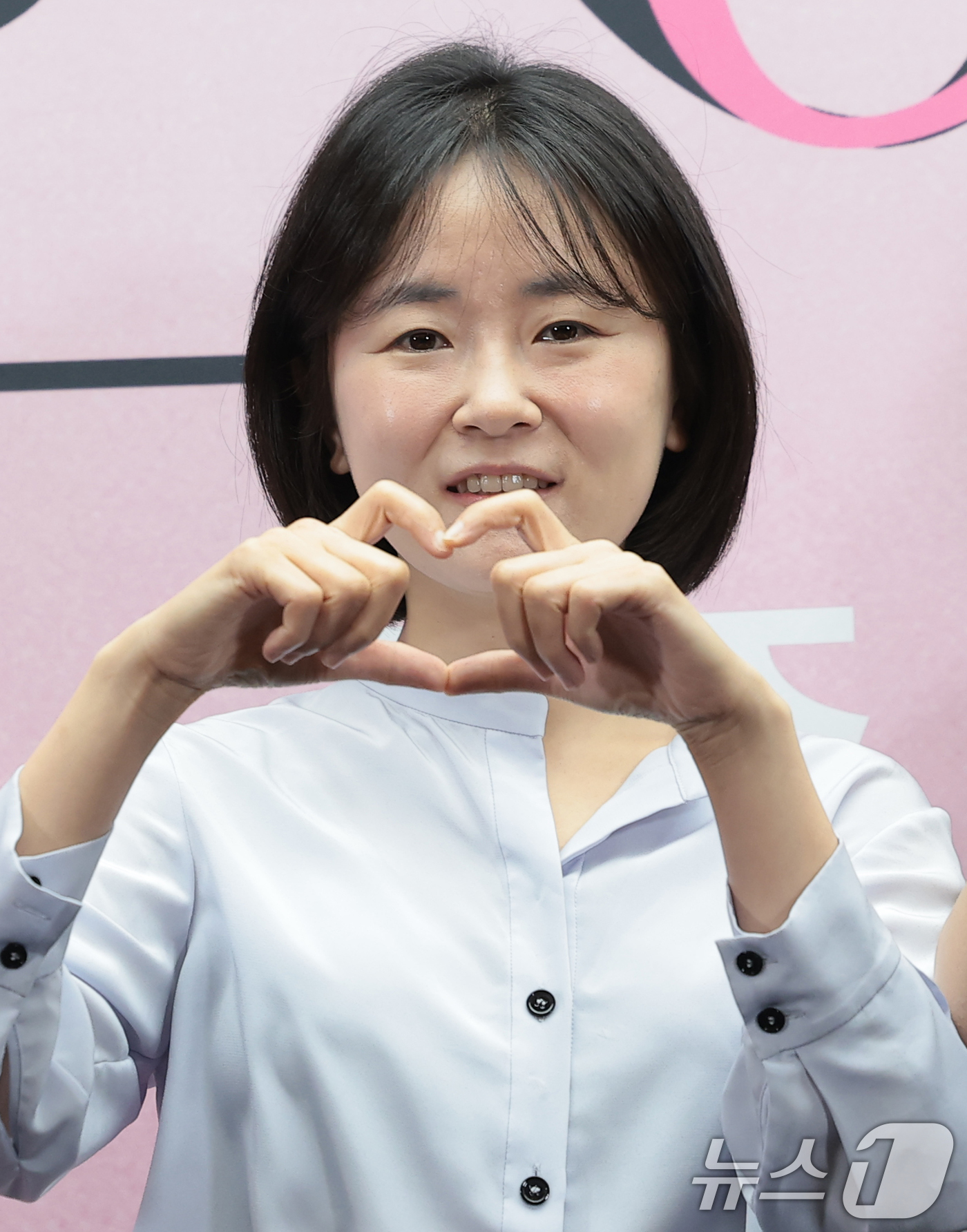 (서울=뉴스1) 권현진 기자 = 이진주 CP가 23일 서울 마포구 스탠포드호텔에서 열린 넷플릭스 일일 예능 ‘연애실험실’ 제작발표회에 참석해 포즈를 취하고 있다. 2026.6.23 …