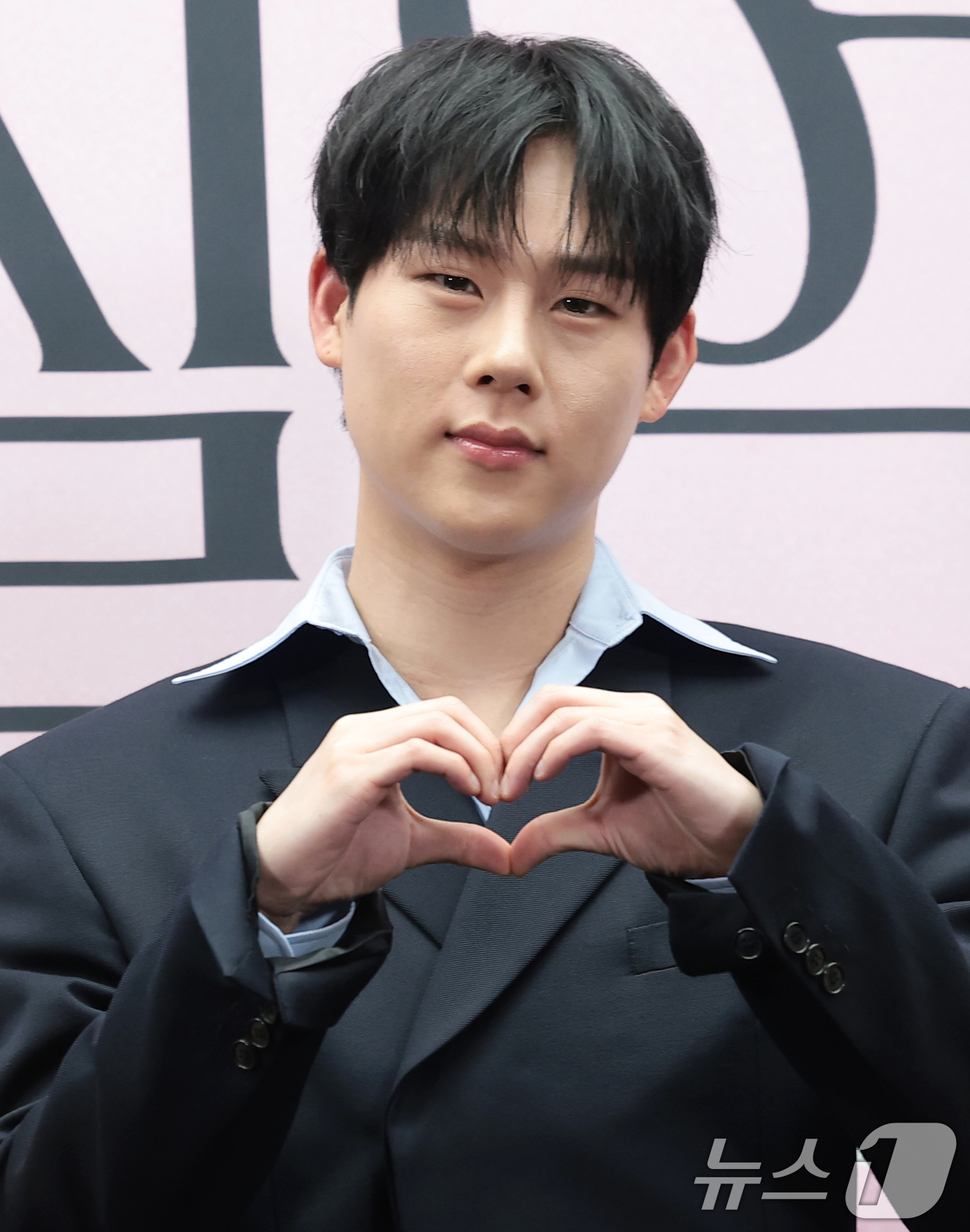 (서울=뉴스1) 권현진 기자 = 몬스타엑스 주헌이 23일 서울 마포구 스탠포드호텔에서 열린 넷플릭스 일일 예능 ‘연애실험실’(연출 이진주, 강유민) 제작발표회에 참석해 포즈를 취하 …