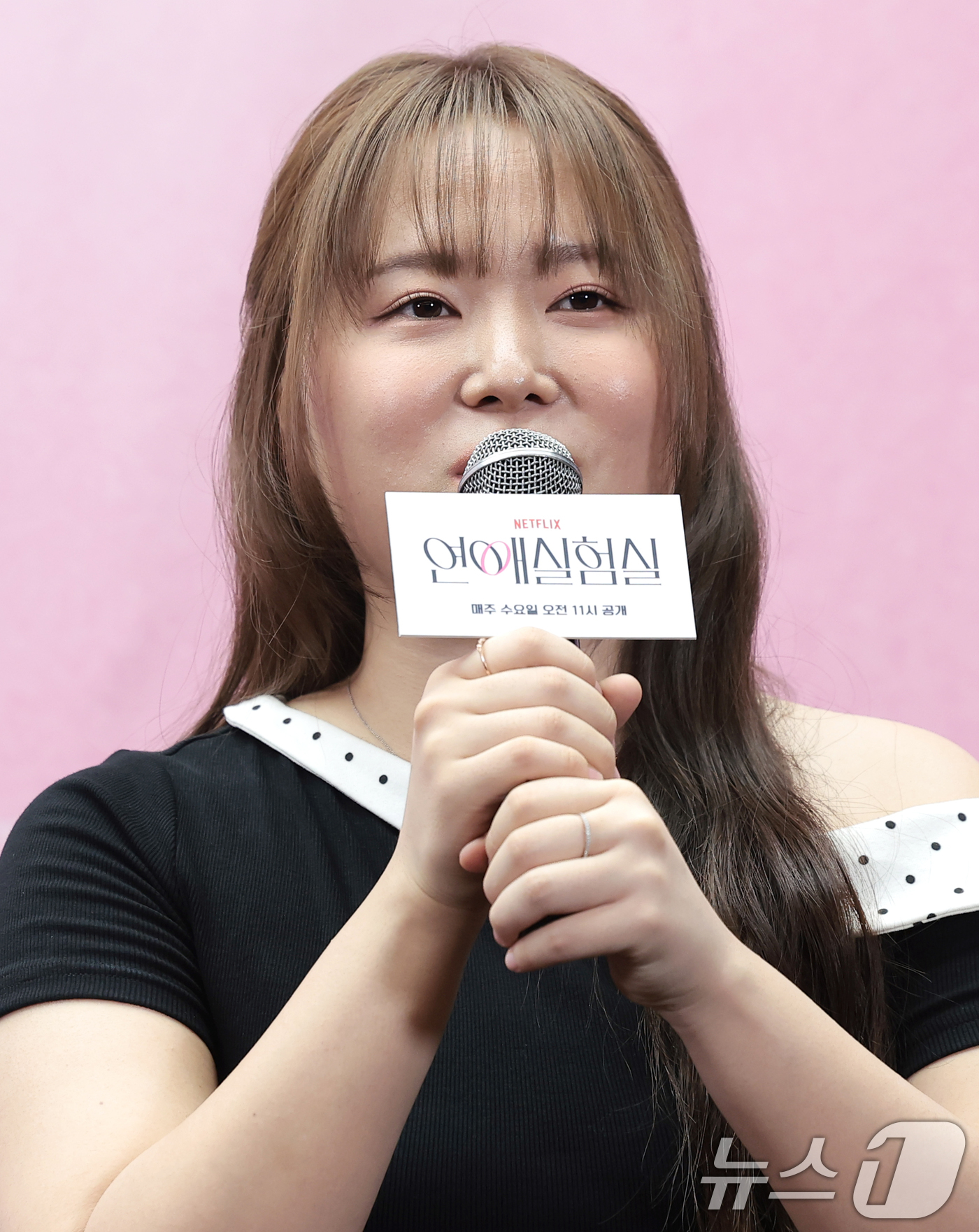 (서울=뉴스1) 권현진 기자 = 유튜버 찰스엔터가 23일 서울 마포구 스탠포드호텔에서 열린 넷플릭스 일일 예능 ‘연애실험실’(연출 이진주, 강유민) 제작발표회에 참석해 인사말을 하 …