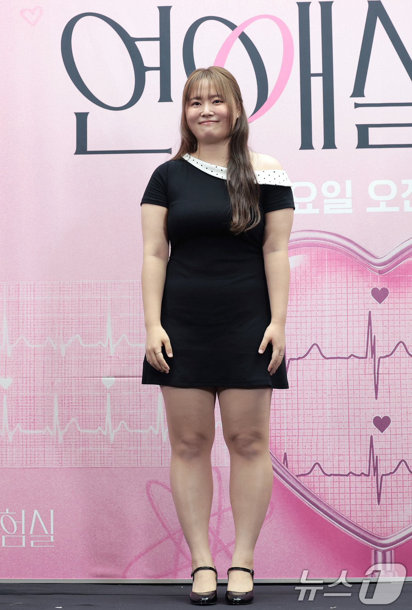 (서울=뉴스1) 권현진 기자 = 유튜버 찰스엔터가 23일 서울 마포구 스탠포드호텔에서 열린 넷플릭스 일일 예능 ‘연애실험실’(연출 이진주, 강유민) 제작발표회에 참석해 포즈를 취하 …