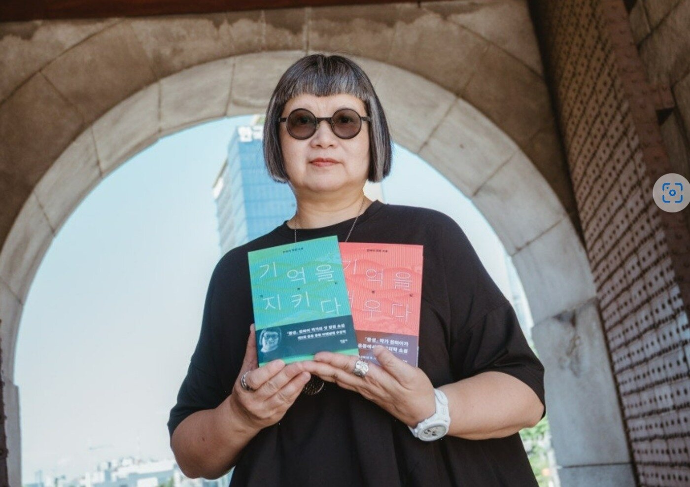 본문 이미지 - 23일 찬와이 작가가 서울 중구 남대문로 스페이스에이드 열린 신간 출간 기자간담회에서 신간 '기억을 지키다'·'기억을 태우다'를 소개하고 있다. (민음사 제공)