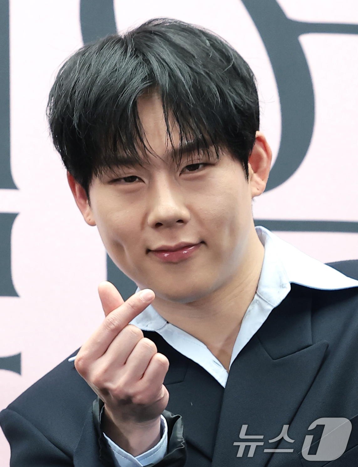 (서울=뉴스1) 권현진 기자 = 몬스타엑스 주헌이3일 서울 마포구 스탠포드호텔에서 열린 넷플릭스 일일 예능 ‘연애실험실’(연출 이진주, 강유민) 제작발표회에 참석해 포즈를 취하고 …