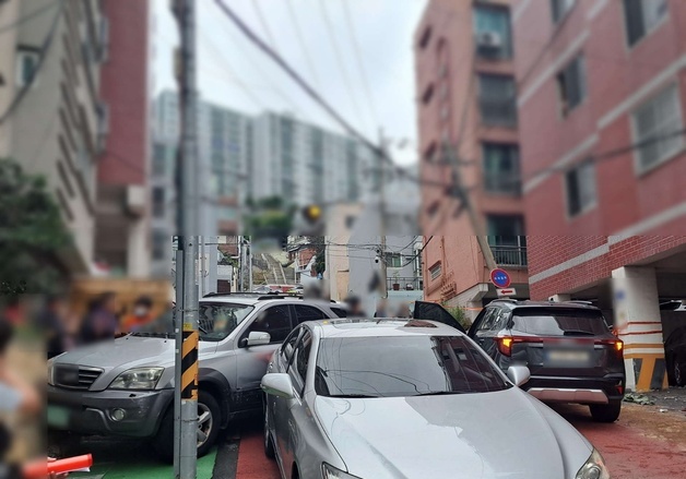 오르막길 승용차 갑자기 후진…추돌당한 오토바이 운전자 중상