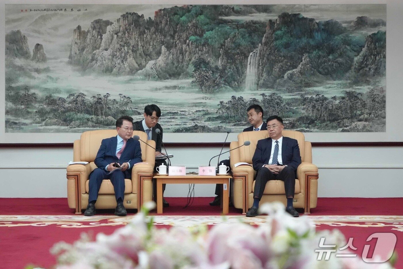 본문 이미지 - 육동한 춘천시장이 23일 다롄시청에서 리창(李强) 다롄시장과 함께 자매도시 협약을 체결 전 이야기를 나누고 있다.(춘천시 제공, 재판매 및 DB금지) 