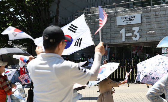 [단독]'올공' 시위에 박서진 콘서트 등 7건 줄줄이 취소…2억8500만원 손실