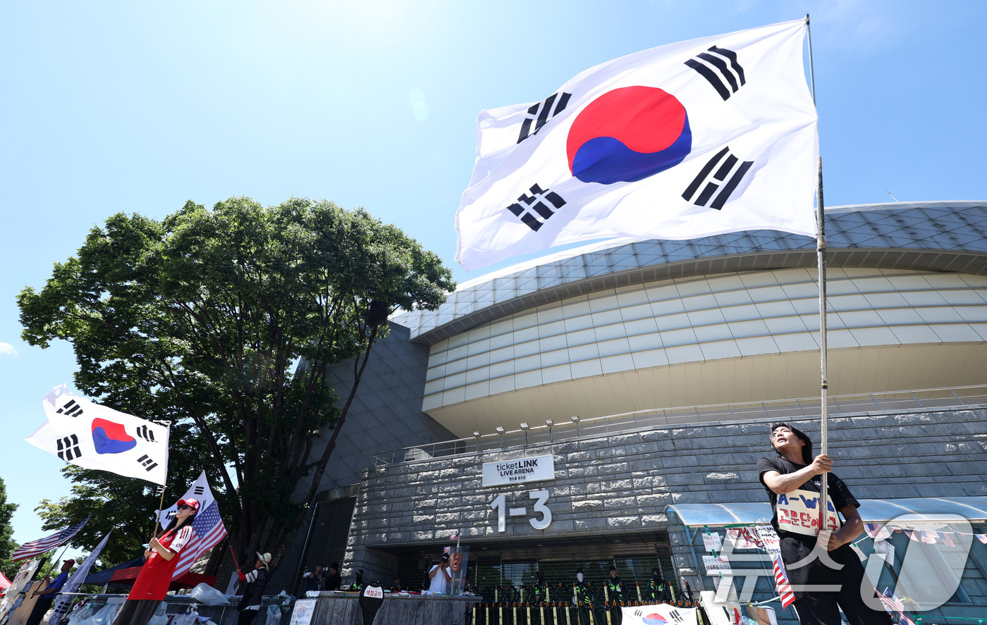 (서울=뉴스1) 최지환 기자 = 제9회 전국동시지방선거 투표용지 부족 사태를 규탄하는 개표소 봉쇄 시위가 이어지는 23일 서울 송파구 올림픽공원 핸드볼경기장 개표소 앞에서 집회 참 …