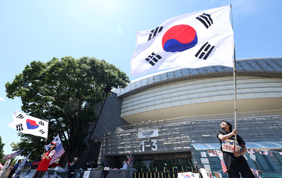 잠실 개표소 앞 점령한 시위대
