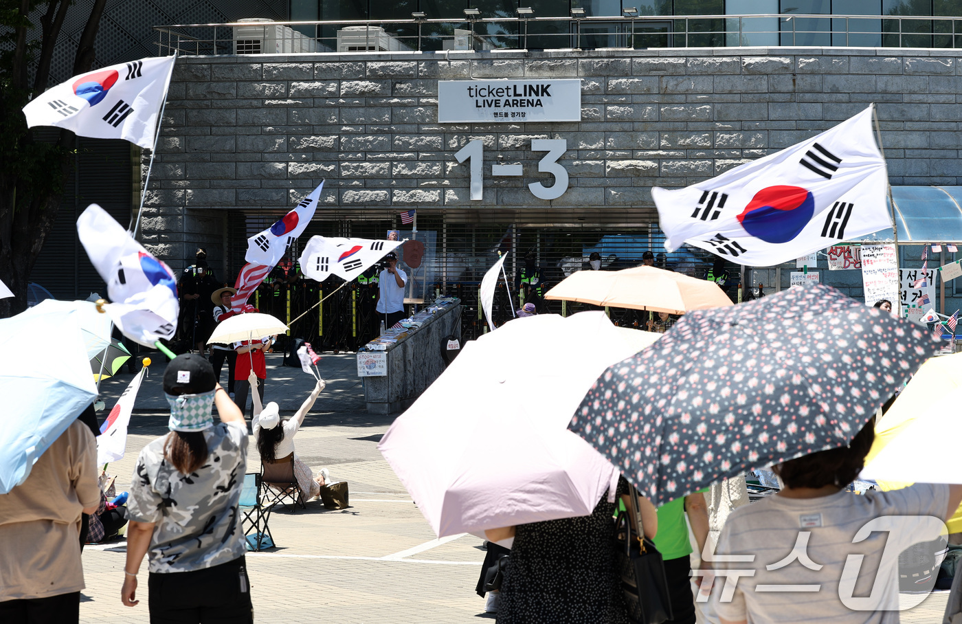 (서울=뉴스1) 최지환 기자 = 제9회 전국동시지방선거 투표용지 부족 사태를 규탄하는 개표소 봉쇄 시위가 이어지는 23일 서울 송파구 올림픽공원 핸드볼경기장 개표소 앞에서 집회 참 …